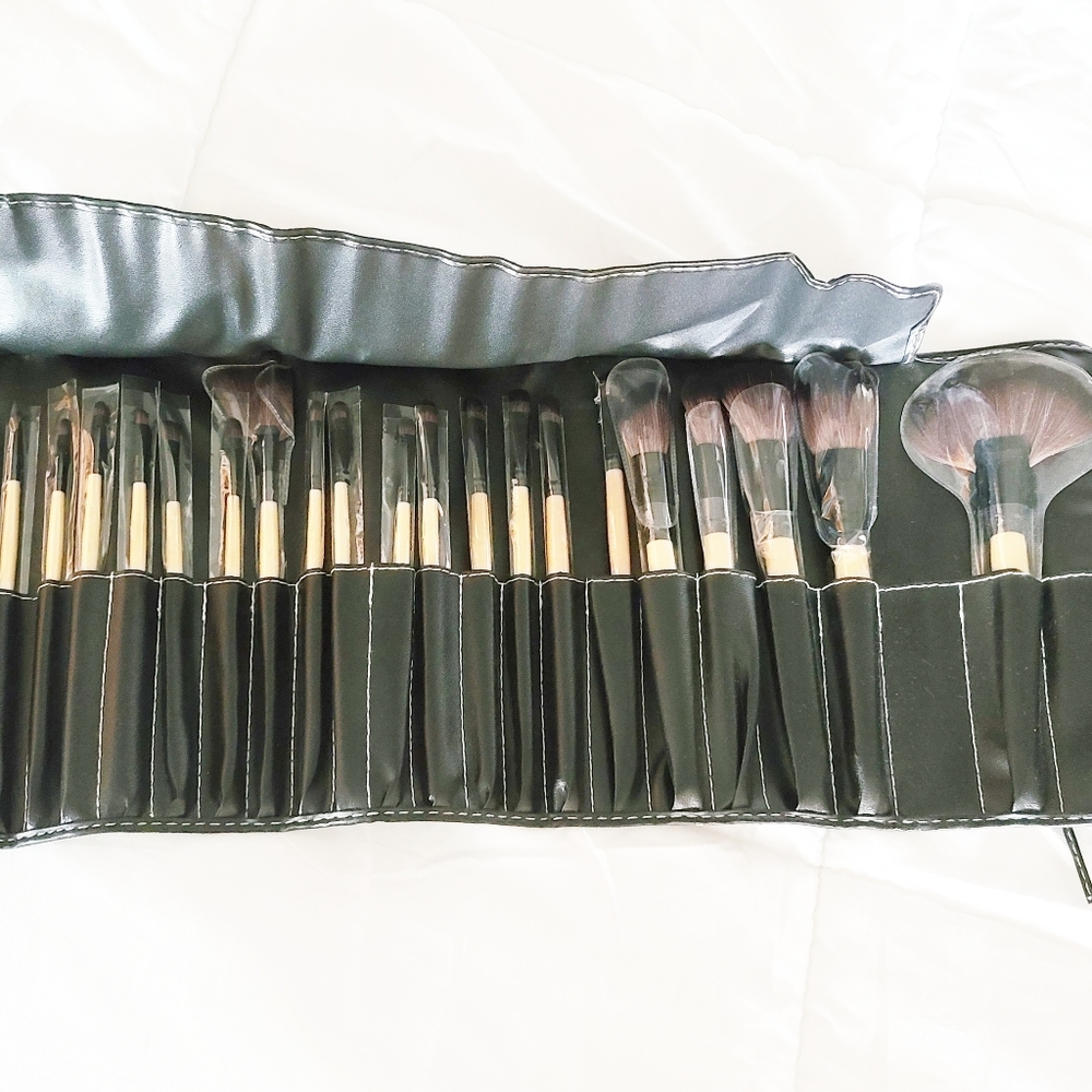 9/20 24PIECE MAKEUP BRUSH SET